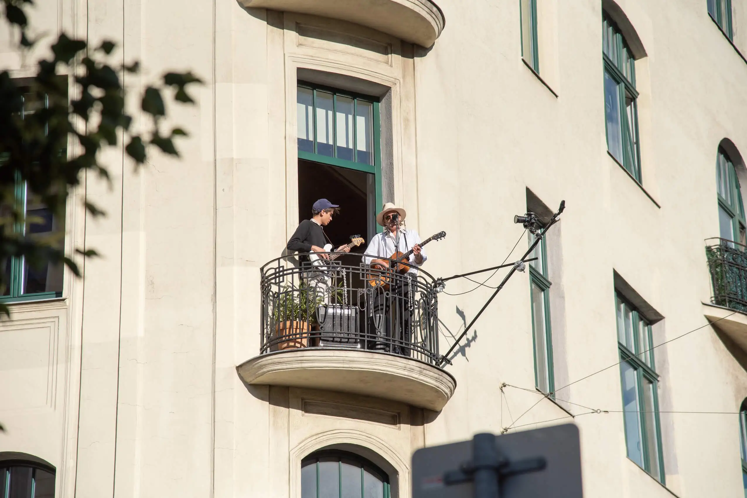 Balkonkonzert mit Ernst Molden während der Corona-Ausgangsbeschränkungen, 2020, Foto: René Brunhölzl