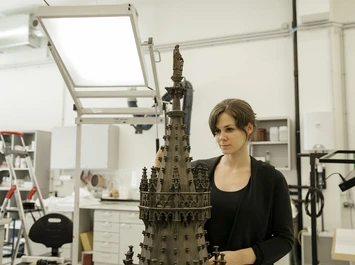 Restauratorin Sophie Rabitsch bei der Arbeit am Modell von St. Stephan, Foto: Ina Aydogan