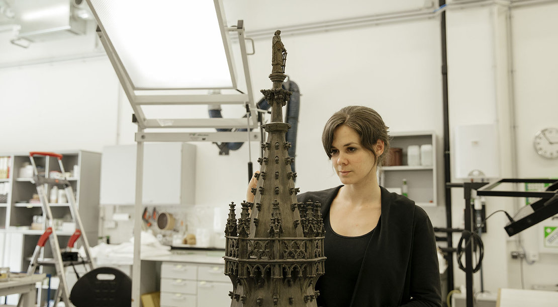 Restauratorin Sophie Rabitsch bei der Arbeit am Modell von St. Stephan, Foto: Ina Aydogan 