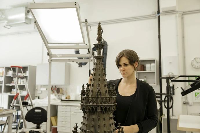 Restauratorin Sophie Rabitsch bei der Arbeit am Modell von St. Stephan, Foto: Ina Aydogan