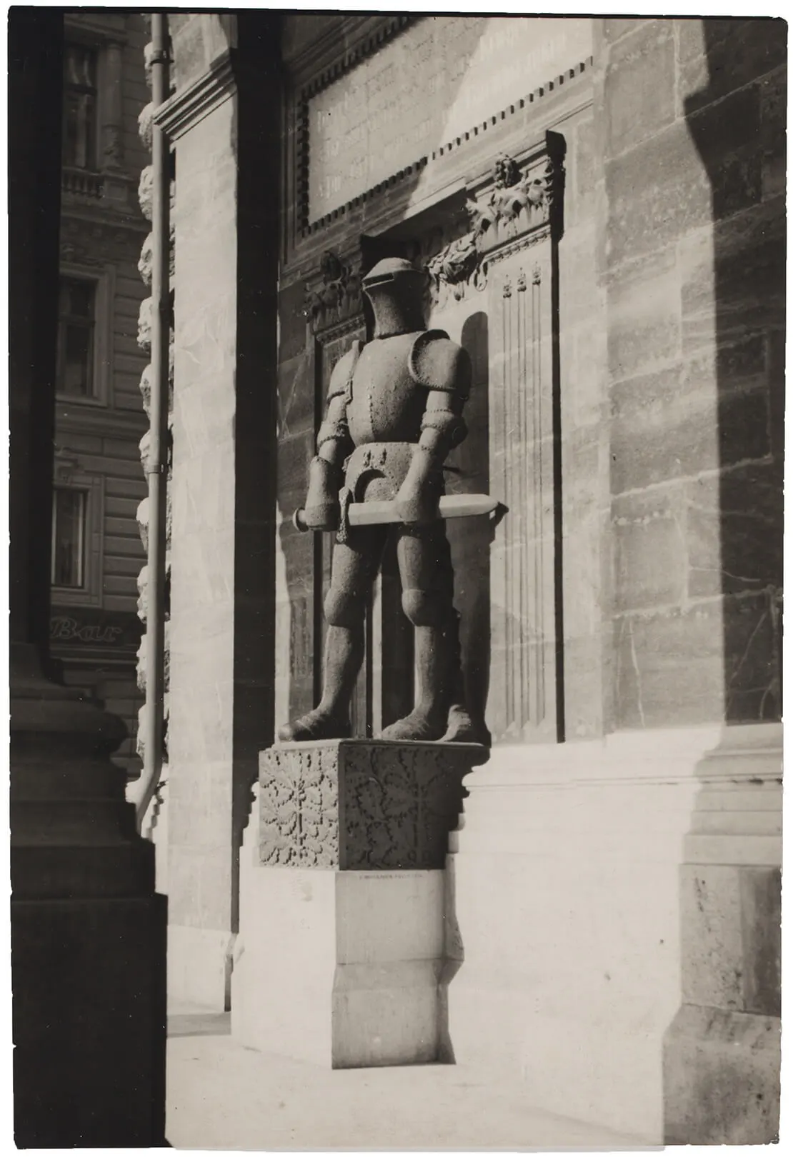 Josef Müllner: Wehrmann im Eisen, 1915, Fotografie von Bruno Reiffenstein, Wien Museum  