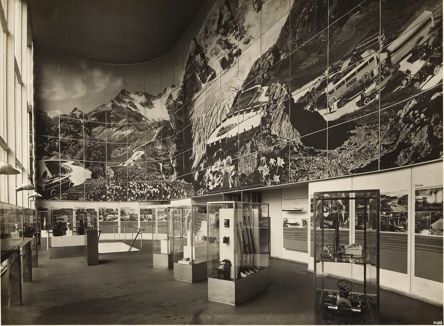 Blick in den österreichischen Pavillon auf der Pariser Weltausstellung 1937 mit der Fotomontage von Robert Haas. Der Architekt des Pavillons war Oswald Haerdtl, der später auch das Historische Museum der Stadt Wien (Wien Museum) entwarf. Foto: Julius Scherb/Wien Museum  