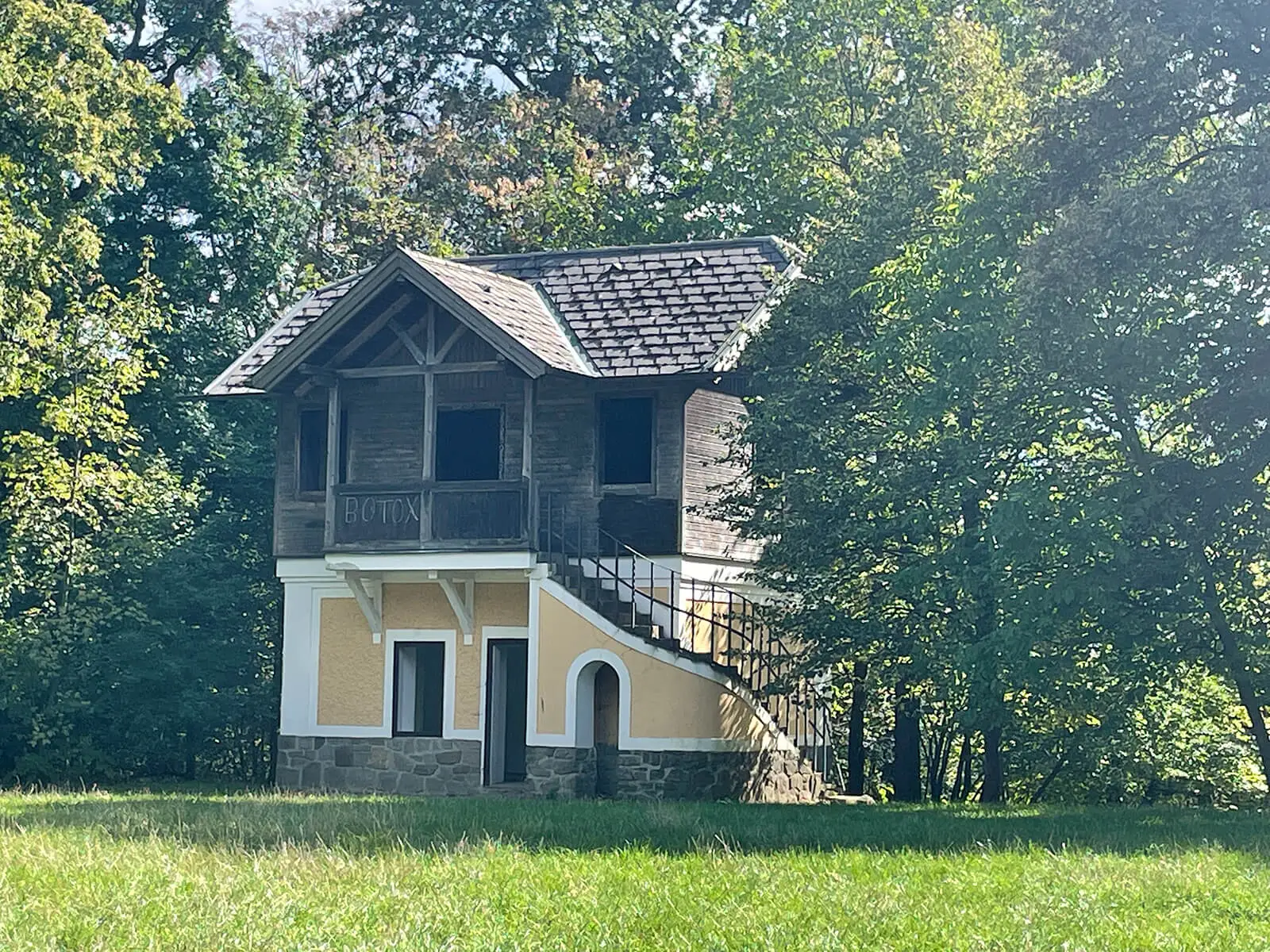 Das Hameau im Spätsommer 2022 mit der übriggebliebenen ehemaligen Schutzhütte, Foto: Christine Dobretsberger  