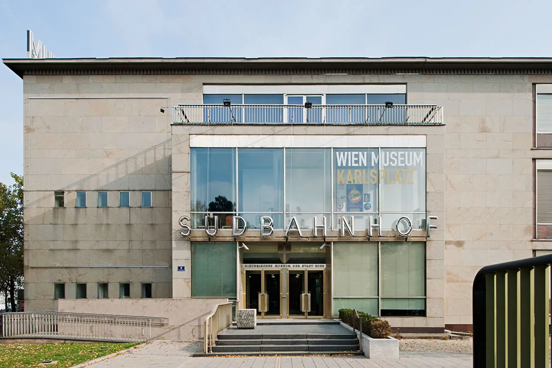 Der Südbahnhof-Schriftzug am Wien Museum, 2011, Foto Hertha Hurnaus/Wien Museum  