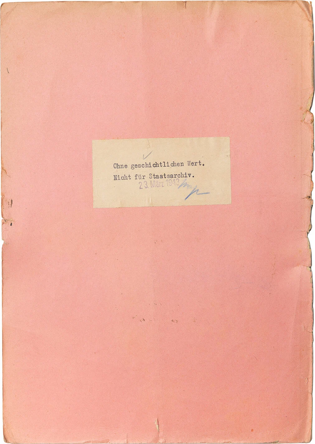 Ein Aufkleber auf vielen der Aktenmappen gibt an, dass der Fall, der darin behandelt wird, „ohne geschichtlichen Wert“ sei. Wiener Stadt- und Landesarchiv  