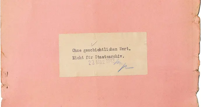 Ein Aufkleber auf vielen der Aktenmappen gibt an, dass der Fall, der darin behandelt wird, „ohne geschichtlichen Wert“ sei. Wiener Stadt- und Landesarchiv