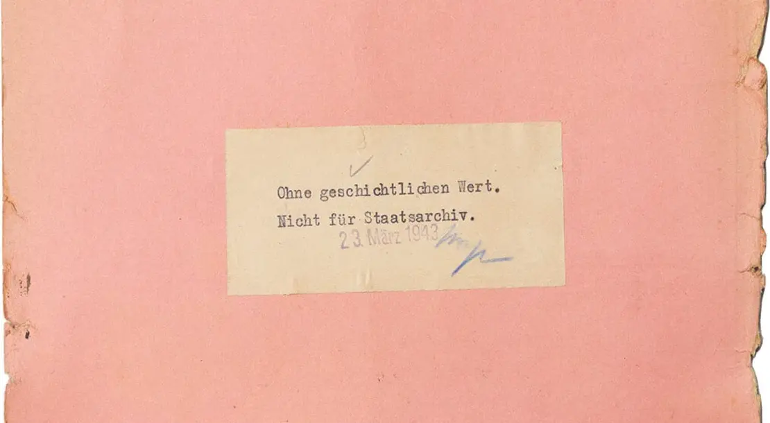 Ein Aufkleber auf vielen der Aktenmappen gibt an, dass der Fall, der darin behandelt wird, „ohne geschichtlichen Wert“ sei. Wiener Stadt- und Landesarchiv  