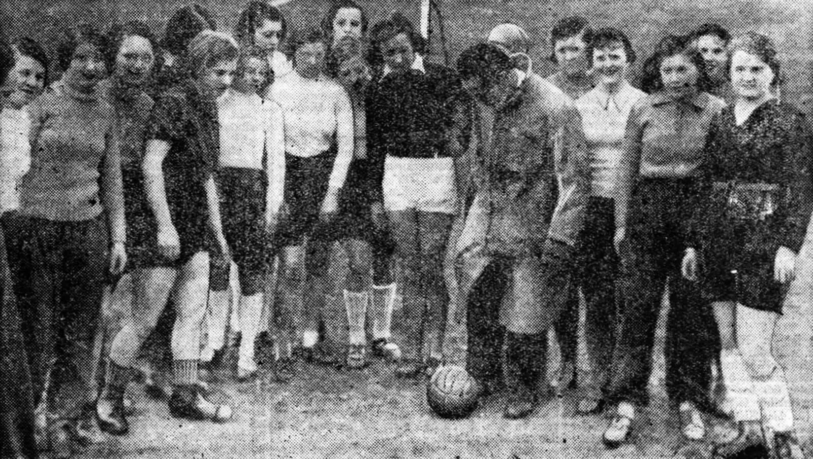 Noch vereint: Die Frauen des 1. Wiener D.F.C. beim ersten Training, bei welchem es gleich zum Zerwürfnis kam und als Resultat die Gründung des zweiten Clubs Österreichischer D.F.C. Wien zeitigte. Foto: „Illustrierte Kronen-Zeitung“, 27. März 1935, Quelle: ANNO/ÖNB   