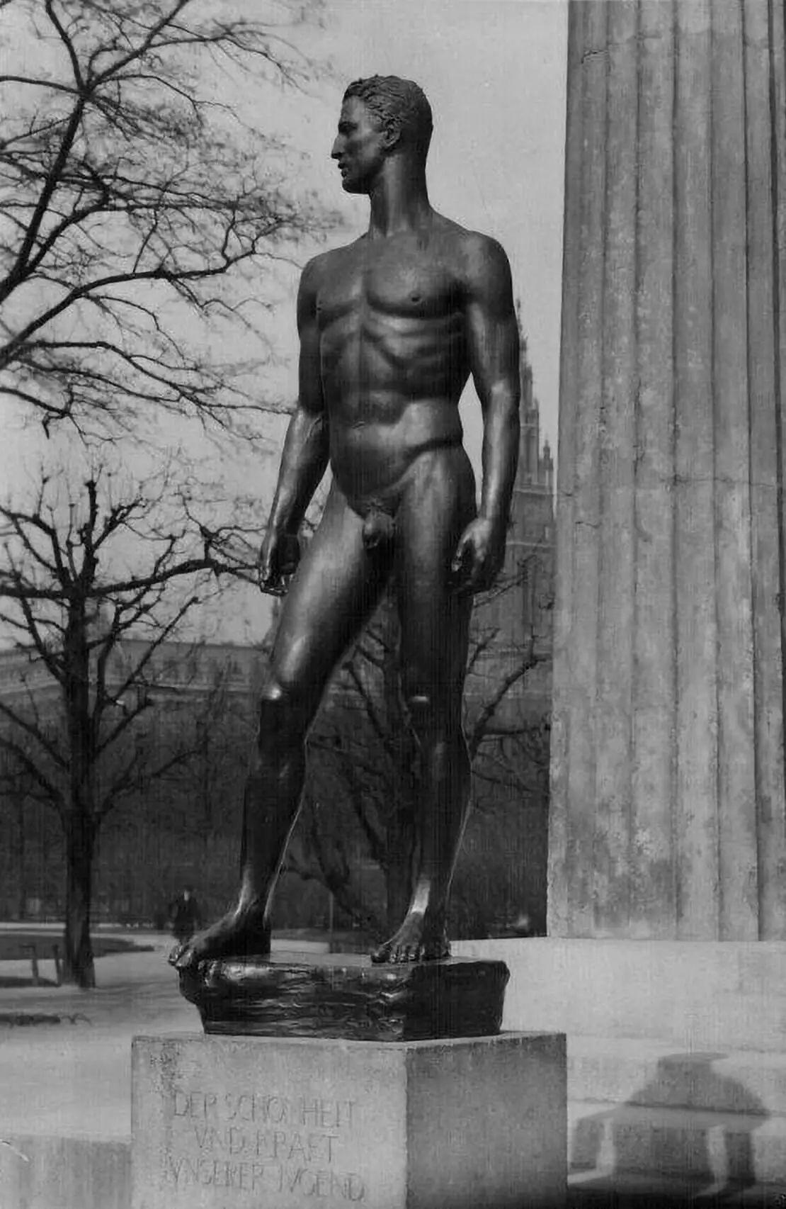 Josef Müllner: „Sieger“ vor dem Theseustempel im Volksgarten, 1922/1923, Stadtarchiv Baden  