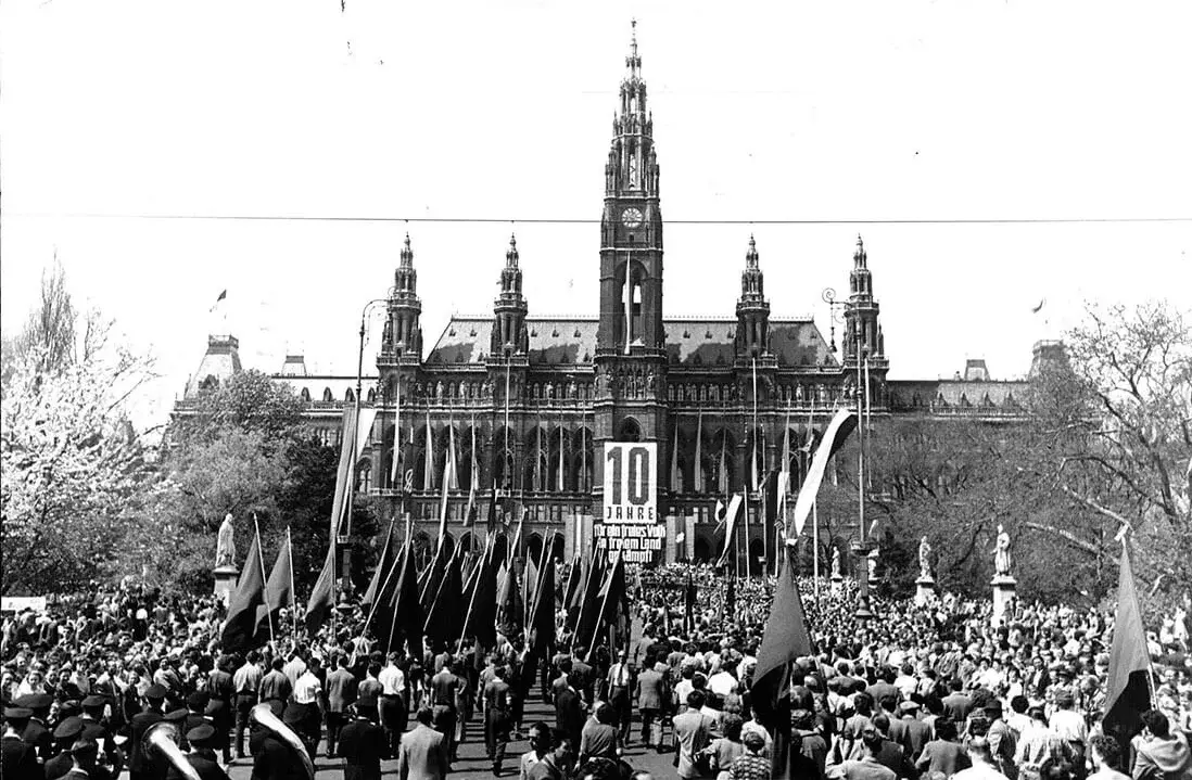 Fritz Kern: Maiaufmarsch vor dem Wiener Rathaus, 1. Mai 1955, ÖNB, Bildarchiv/Verein für Geschichte der Arbeiter_innenbewegung