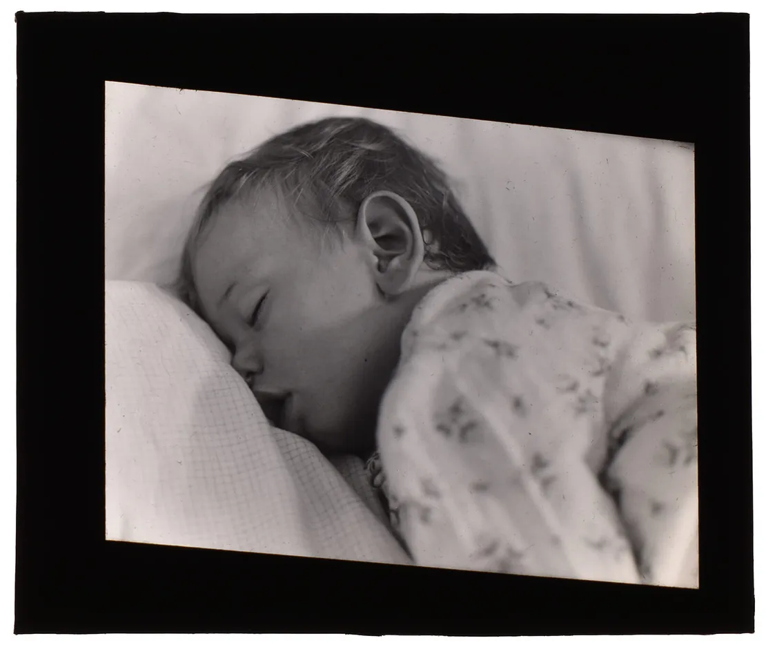 Karl Pollak, „Harry 9 1/2 Monate alt.“, 12.06.1933, Diapositiv (Glas), nicht im Pollak-Negativverzeichnis gelistet, Wien Museum, Inv.-Nr. 316540/57  