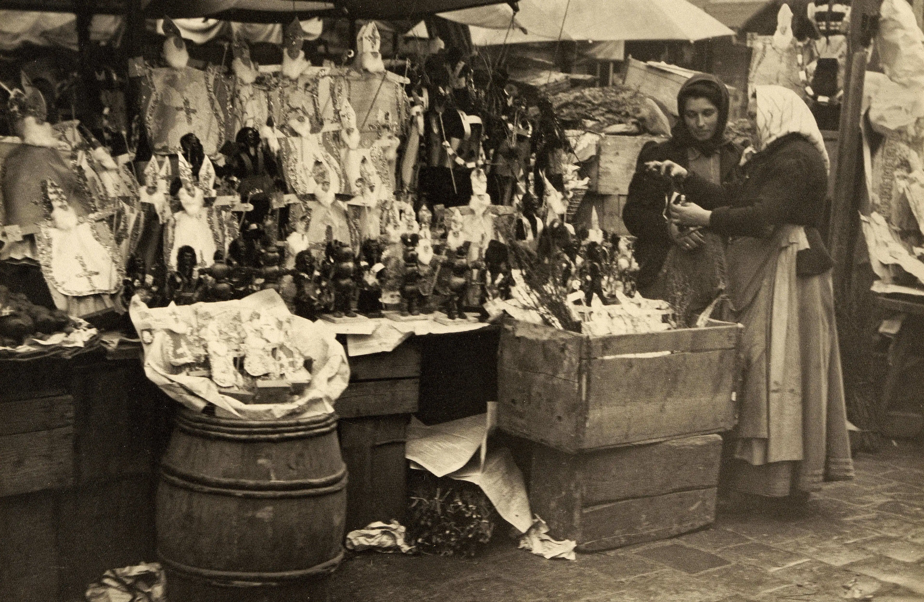 Verkaufsstand für Nikolo- und Krampusfiguren, 1915, Wien Museum
