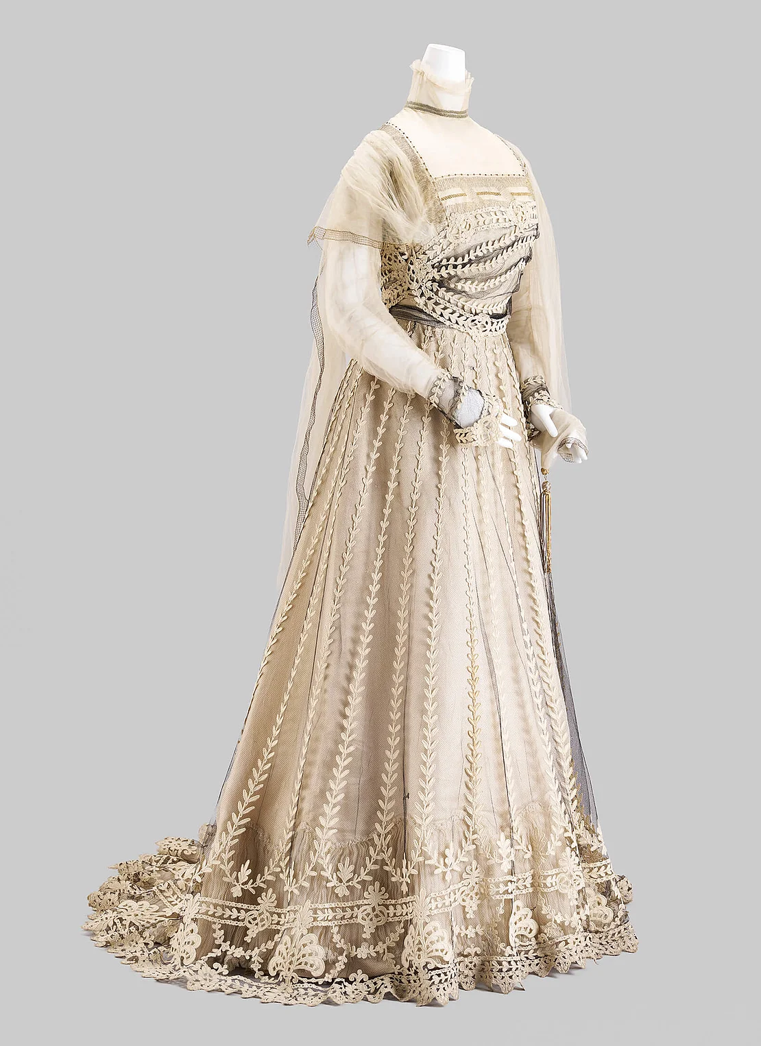 Schwestern Flöge Wien: Elegantes Promenadenkleid, um 1905, Tüll, Musselin, Metallgespinst, Foto: TimTom, Wien Museum  