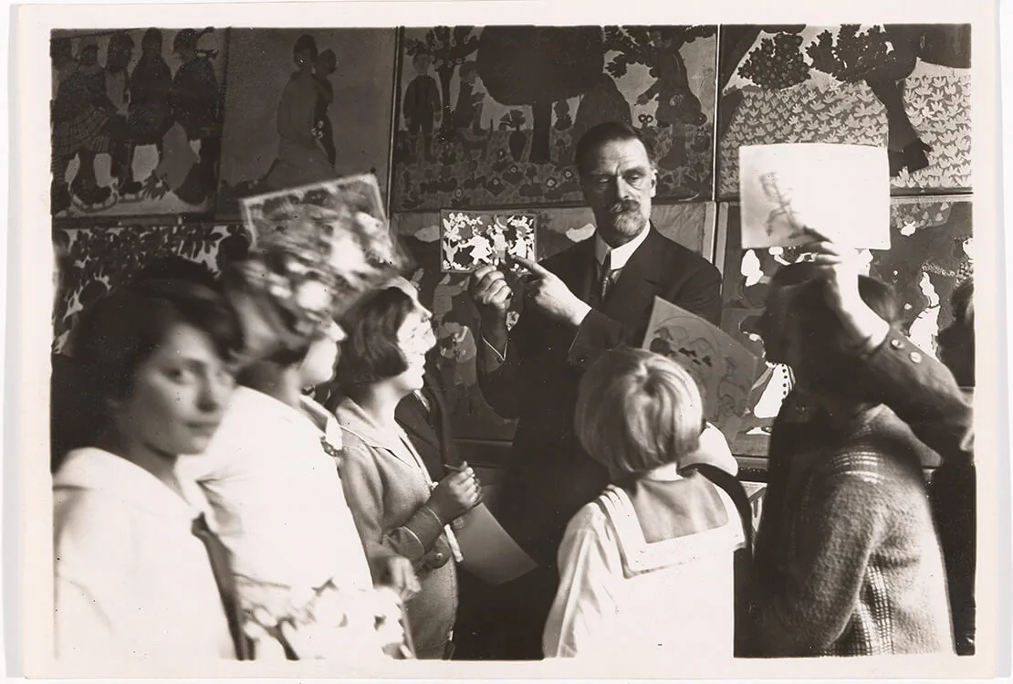 Franz Čižek mit Kindern der Jugendkunstklasse, anonyme Fotografie, um 1930, Wien Museum  