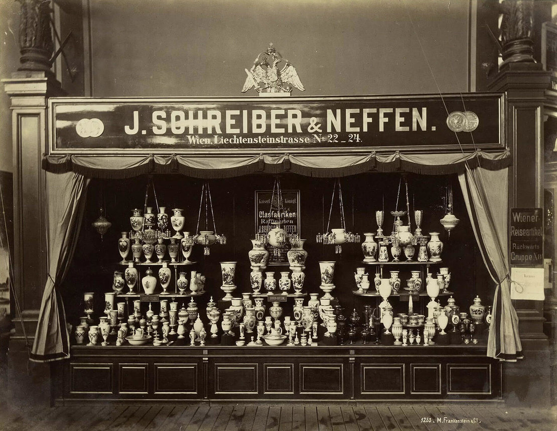 Buntglas-Ausstellung von J. Schreiber & Neffen auf der Wiener Weltausstellung, Foto: Michael Frankenstein, Verlag der Wiener Photographen-Association, Wien Museum 