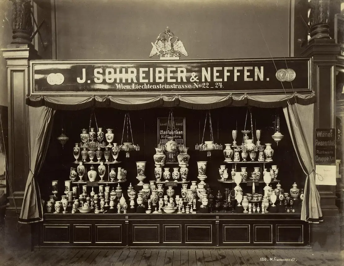 Buntglas-Ausstellung von J. Schreiber & Neffen auf der Wiener Weltausstellung, Foto: Michael Frankenstein, Verlag der Wiener Photographen-Association, Wien Museum   