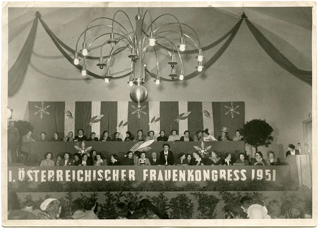 Margarete Schütte-Lihotzky (stehend) beim Ersten Österreichischen Frauenkongress 1951. Universität für angewandte Kunst Wien, Kunstsammlung und Archiv, Nachlass Margarete Schütte-Lihotzky/Luzie Lahtinen-Stransky, Inv. Nr. F/169  