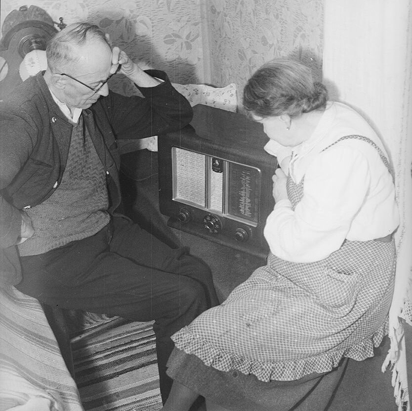 Ein Paar hört eine Ravag-Sendung der sowjetrussischen Besatzung, 1952. Foto: United States Information Servic / ÖNB-Bildarchiv / picturedesk.com 