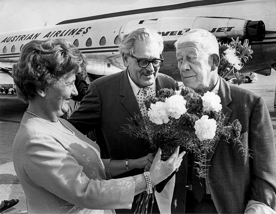 Gertrude Fröhlich-Sandner begrüßt Oskar Kokoschka am Wiener Flughafen, im Hintergrund Galerist Friedrich Welz, 3. Juni 1971, APA-Images / brandstaetter images / Votava  