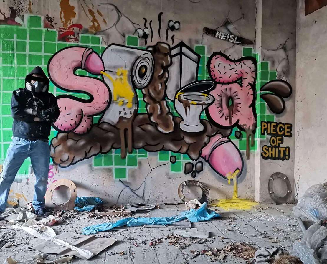 Speaker-23 vor seinem vollendeten „Toiletten-Piece“. Speaker-23, März 2020, © Foto: Speaker-23