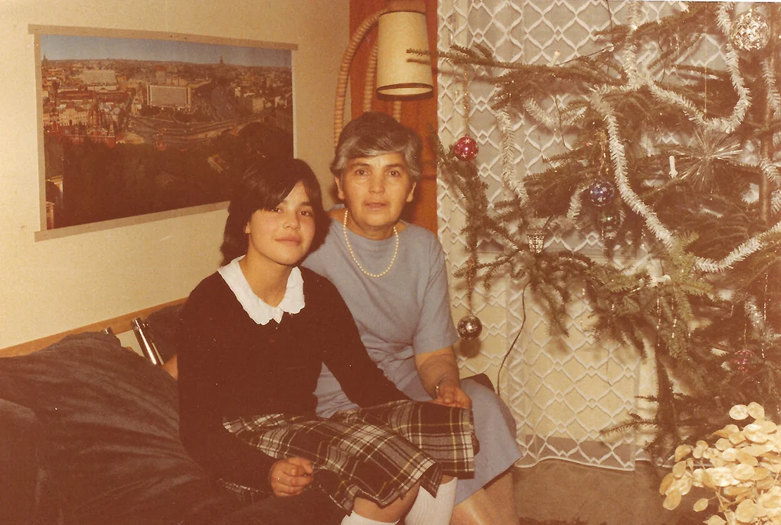 Familie Tobosquez feiert Weihnachten in ihrer Wohnung in "Macondo-City" in Wien, 1981, Foto: privat, Verein zur Förderung der österreichisch-chilenischen Erinnerungskultur   