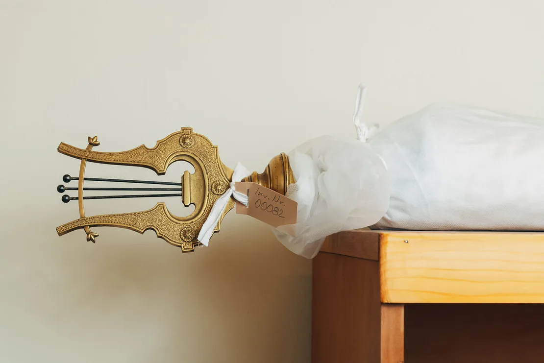 Gefunden, gereinigt, restauriert, inventarisiert, verpackt, systematisch gelagert. Diese Fahne liegt nun fachgerecht versorgt an ihrem neuen Platz im Depot des Bezirksmuseums Penzing.  