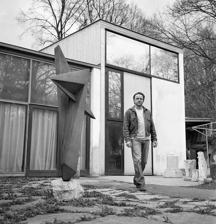 Wander Bertoni vor seinem Wiener Atelier, 28. März 1966, Foto: Votava / brandstaetter images / picturedesk.com