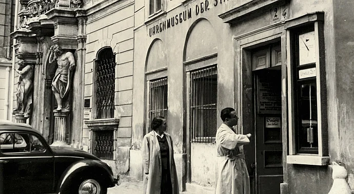 Der Regulator am Haustor als wichtiger öffentlicher Zeitmesser auch nach dem Zweiten Weltkrieg. Foto (Ausschnitt) von Foto-Atelier Dorothea Broessler, 2. November 1958