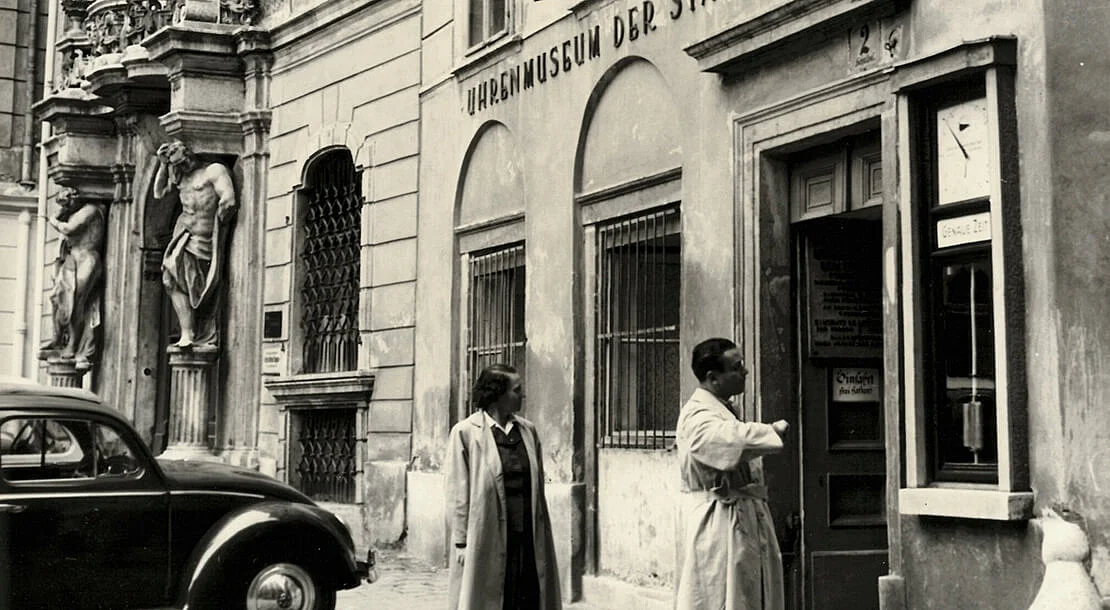 Der Regulator am Haustor als wichtiger öffentlicher Zeitmesser auch nach dem Zweiten Weltkrieg. Foto (Ausschnitt) von Foto-Atelier Dorothea Broessler, 2. November 1958  