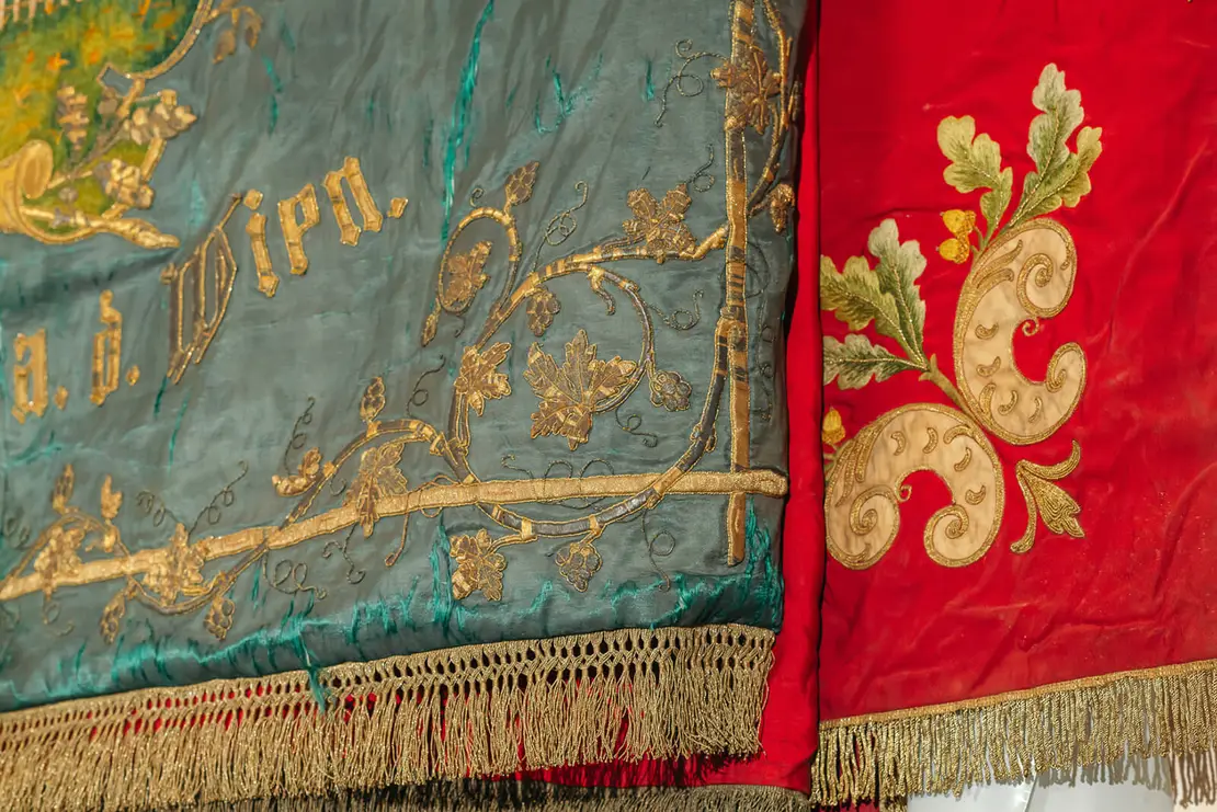 Gezeichnet. „Viele Objekte haben unter langjähriger unsachgemäßer Lagerung gelitten, Schmutz, Schimmel und Schäden am Material sind die Folge“, so Restaurator Christoph Melichar.   