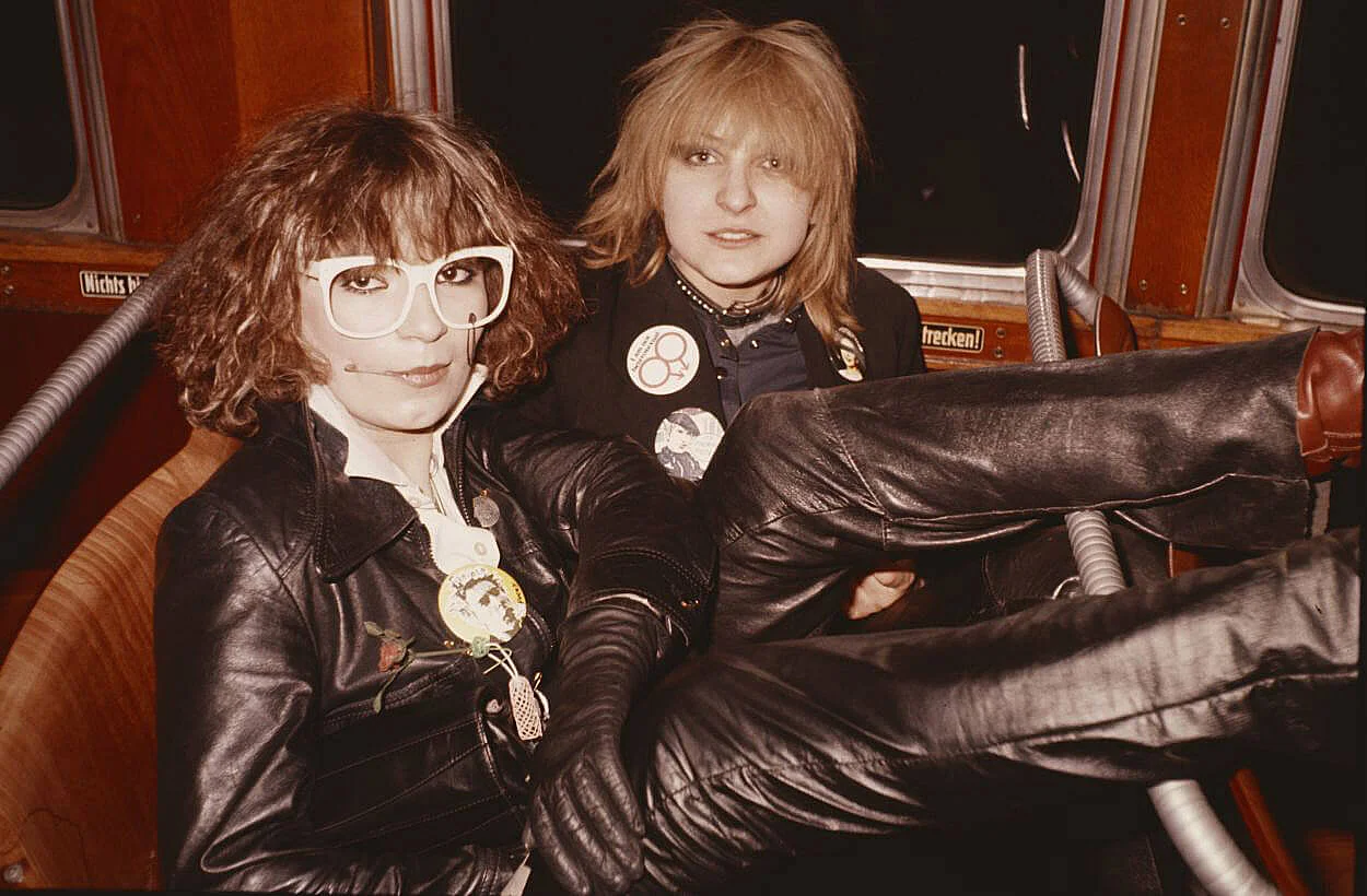 Claudie und Marina in der Straßenbahn, ca. 1978, Foto: Michael Snoj  