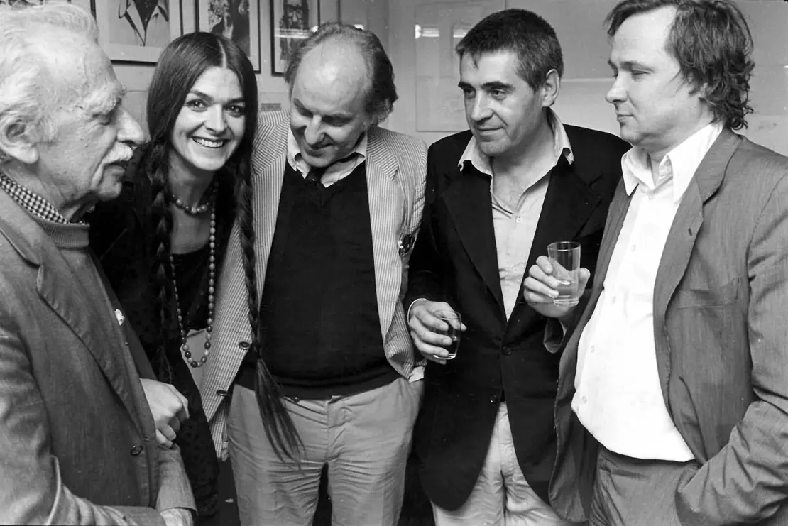 Aus der Postkartenserie „Neue Architektur in Wien“, 1981, zu sehen (v.l.): Bernhard Rudofsky, Katarina Noever, Hans Hollein, Peter Noever und Hermann Czech, Foto: © Peter Strobl/Wien Museum