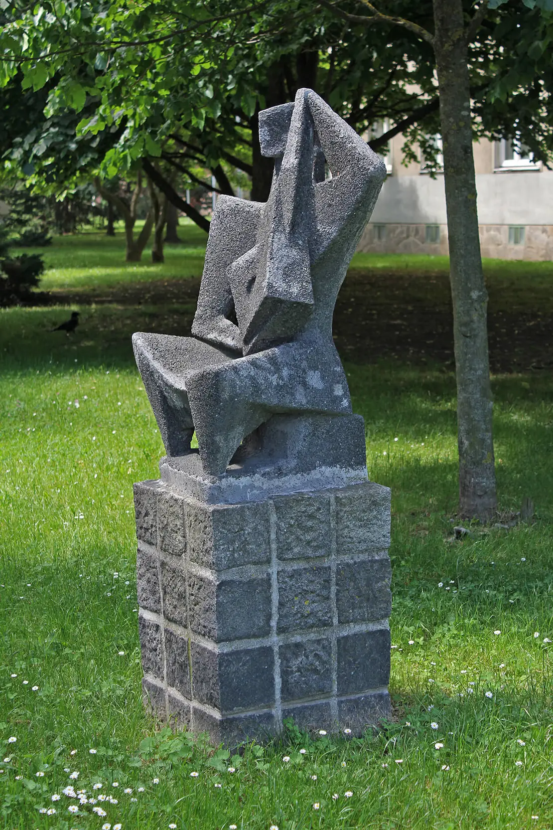 Plastik „Mandolinenspieler“ (auch „Lautenspieler II“) von Wander Bertoni, 1953–1954. Kunststein, 1130 Wien, Hietzinger Kai 7–9, Aufnahme aus 2025, Foto: Christian Hlavac  