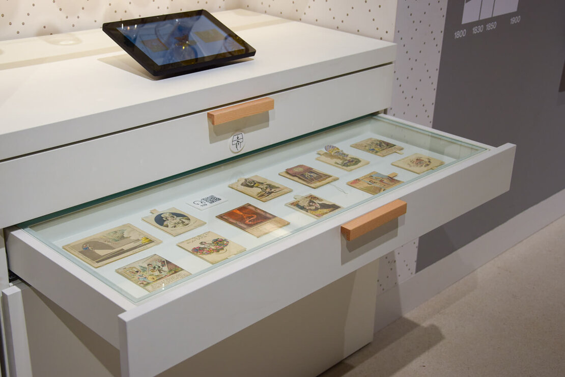 Grußkarten aus der Zeit um 1800 in der Dauerausstellung, Foto: Eva Kloimstein  