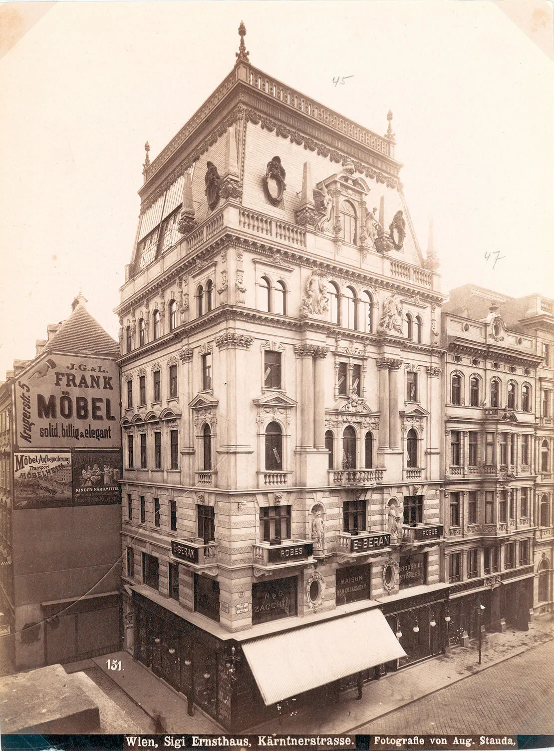 In dem Haus Kärntnerstraße 45 war ein „orientalisches“ Kaufhaus von N. & G. Zacchiri untergebracht, Fotografie von August Stauda, 1899, Wien Museum