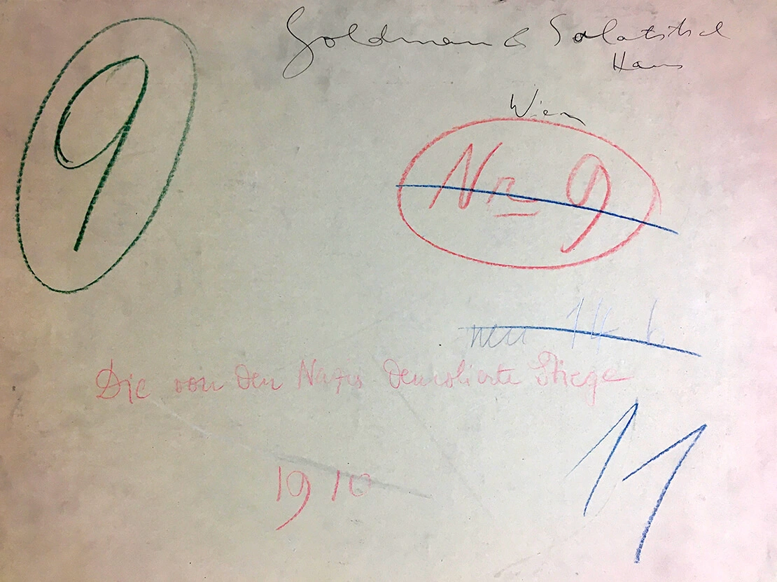 Detail der Rückseite mit eigenhändiger Beschriftung von Adolf Loos (oben) und späterer Notiz zur Zerstörung der Stiege durch die Nazis  