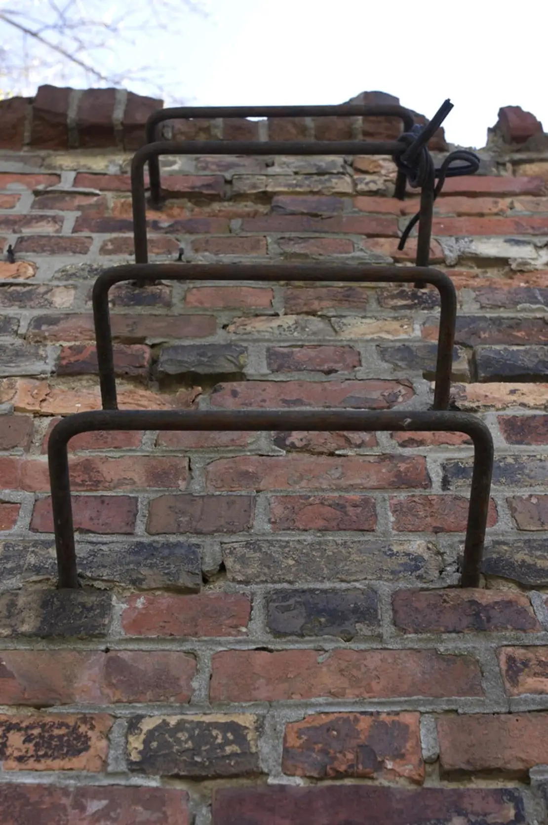 Die noch vorhandenen Steigsprossen. Alle darunter montierten wurden entfernt. Foto: Thomas Keplinger  