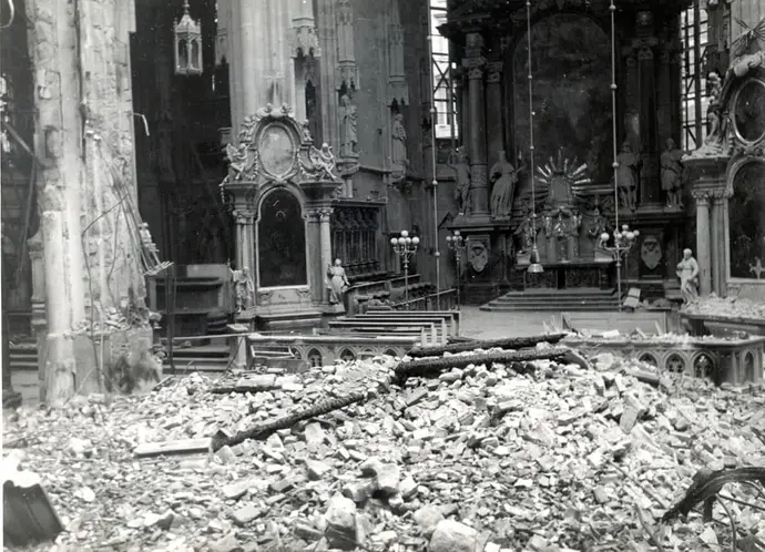 Blick auf den Hauptaltar nach dem Brand 1945, anonyme Fotografie, Wien Museum
