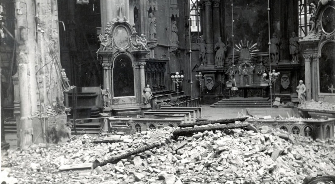 Blick auf den Hauptaltar nach dem Brand 1945, anonyme Fotografie, Wien Museum 