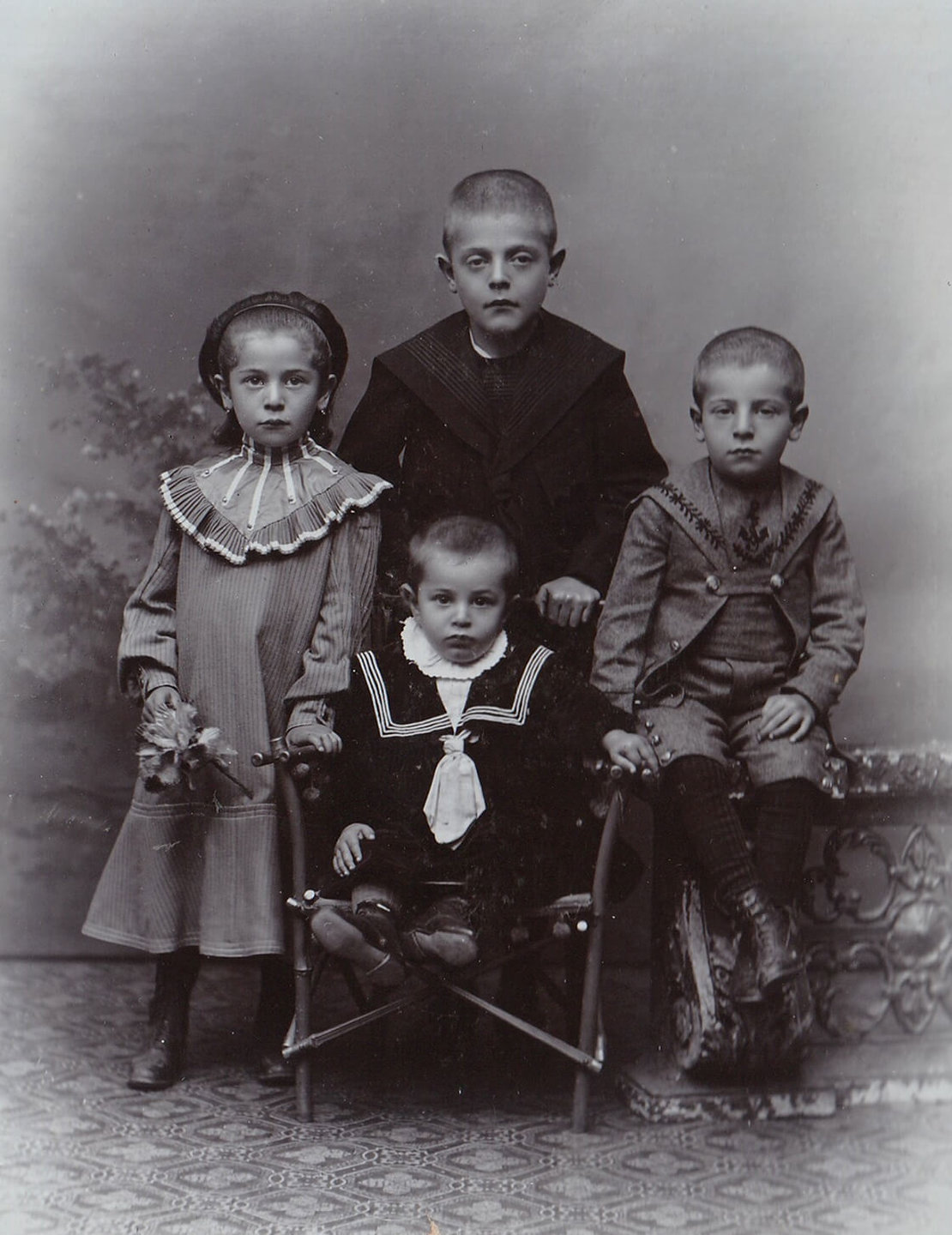Die Kinder der Familie Fischer, Otto sitzend in der Mitte, Privatsammlung Robert Beig 