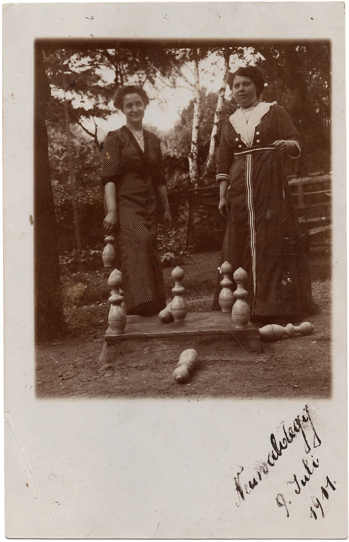 „Innigen Kuß meinem Kriegersmann von seiner kleinen Praterscheiberin“, Neuwaldegg, 9. Juli 1911, Ansichtskarte an E. Schober in die „Eugen-Kaserne in St. Pölten“. Zu sehen sind zwei Damen beim Wurfkegelspiel. Archiv A. Göttche   