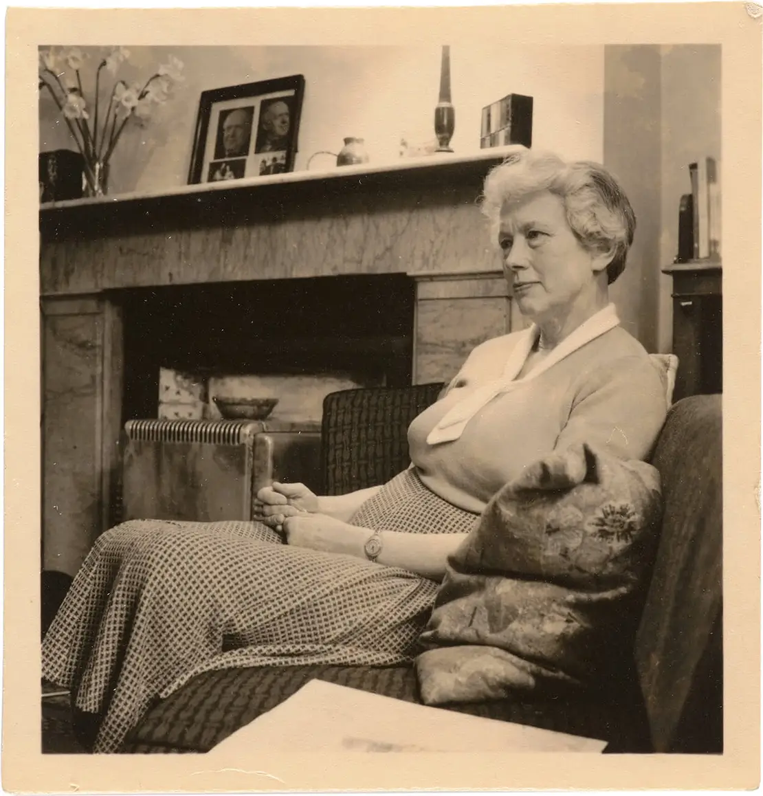 Marie Neurath in ihrer Londoner Wohnung, 1945, Sammlung Neurath, Wiener Kreis Gesellschaft