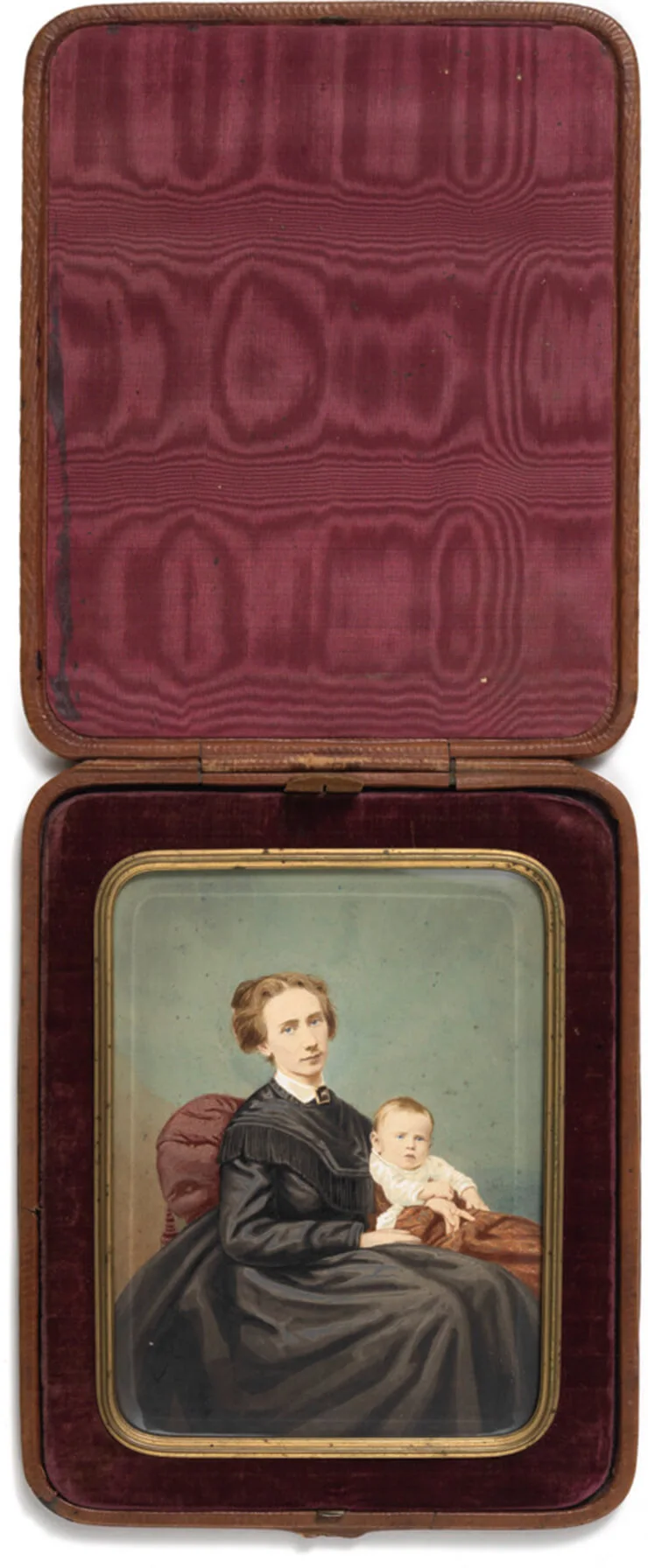 Emilia Gilewska im Trauerkleid mit Tochter Emilia, um 1870, kolorierte Fotografie in Ledermappe, Sammlung Wien Museum   