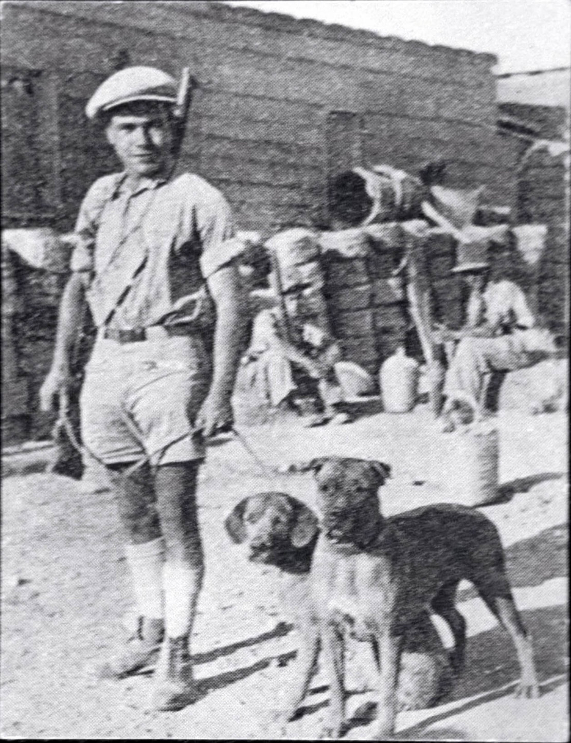 Unbekannter Soldat mit zwei Hunden im Militärlager, Leo Baeck Institute, New York 