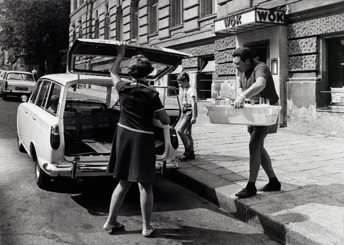 Essen auf Rädern, Foto: Landesbildstelle Wien, 1969, Wien Museum
