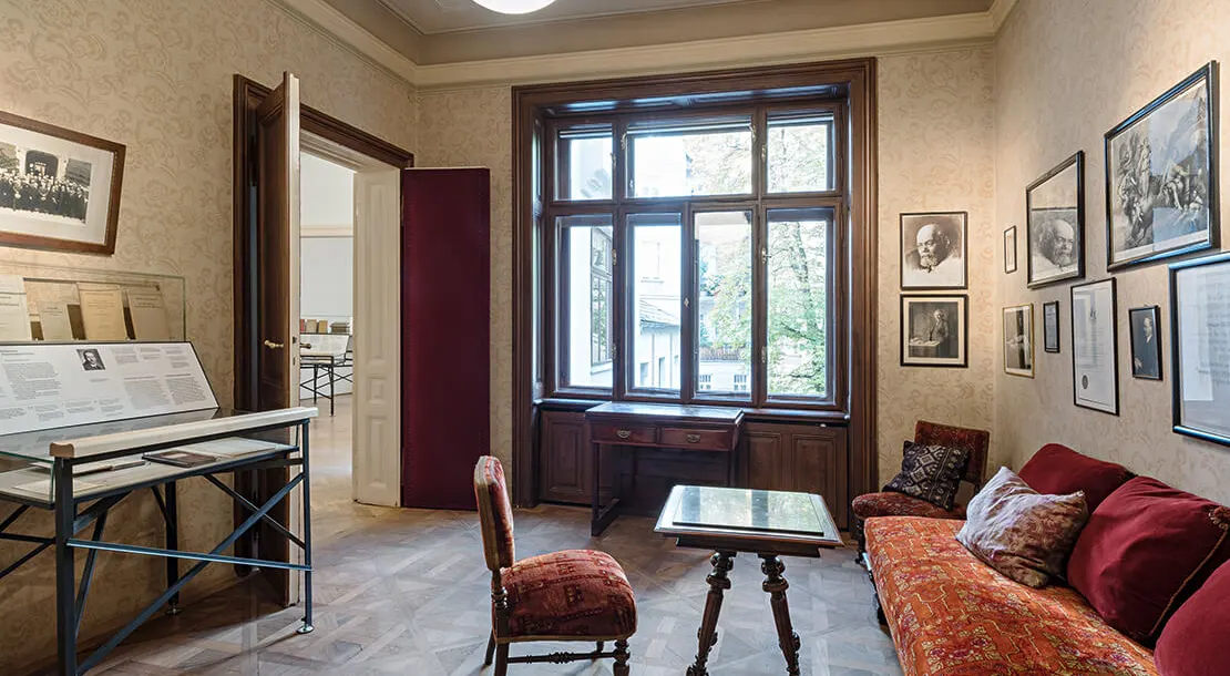 Wartezimmer der Ordination 2020: Schon dieses ist eine Rekonstruktion des ersten Freud-Museums 1971, überarbeitet Ende der 1980er-Jahre, jedoch mit den - von Anna Freud veranlasst - aus London rückgestellten Originalmöbeln © Hertha Hurnaus/Sigmund Freud Privatstiftung