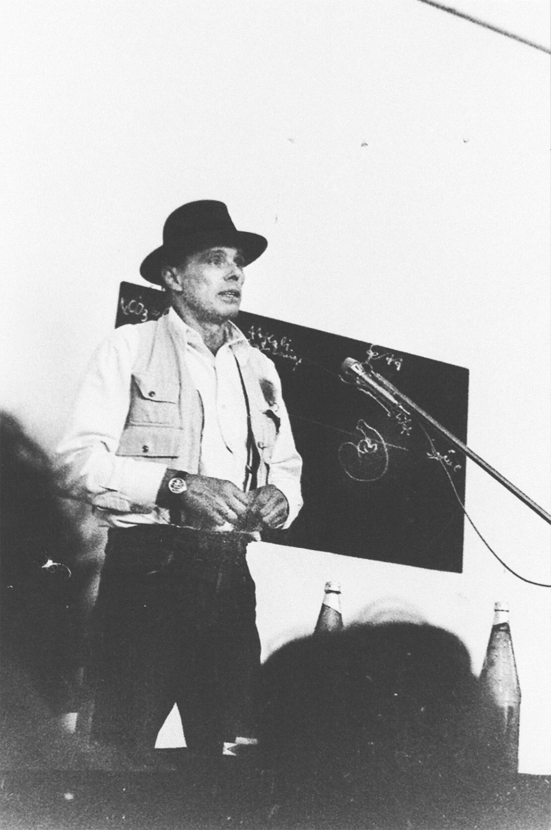 Joseph Beuys während seines Vortrags in der Galerie nächst St. Stephan am 4. April 1979, Foto: Gerhard Kaiser, Archiv Gerhard Kaiser   