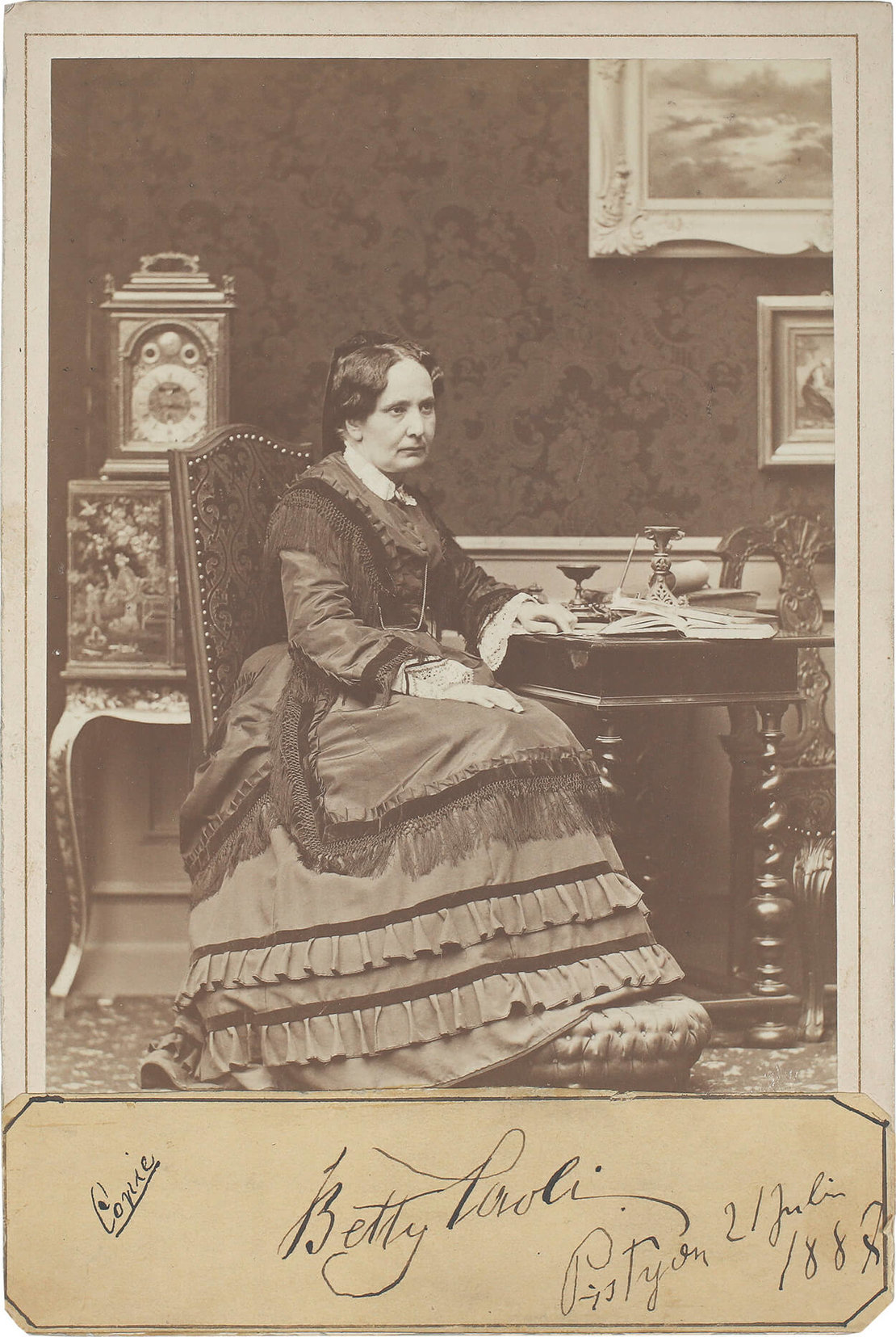 Betty Paoli (1814–1894), 1887, Fotografie (Atelier Fritz Luckhardt, Wien) mit eigenhändiger Unterschrift, Wien Museum, Inv.-Nr. 44779 