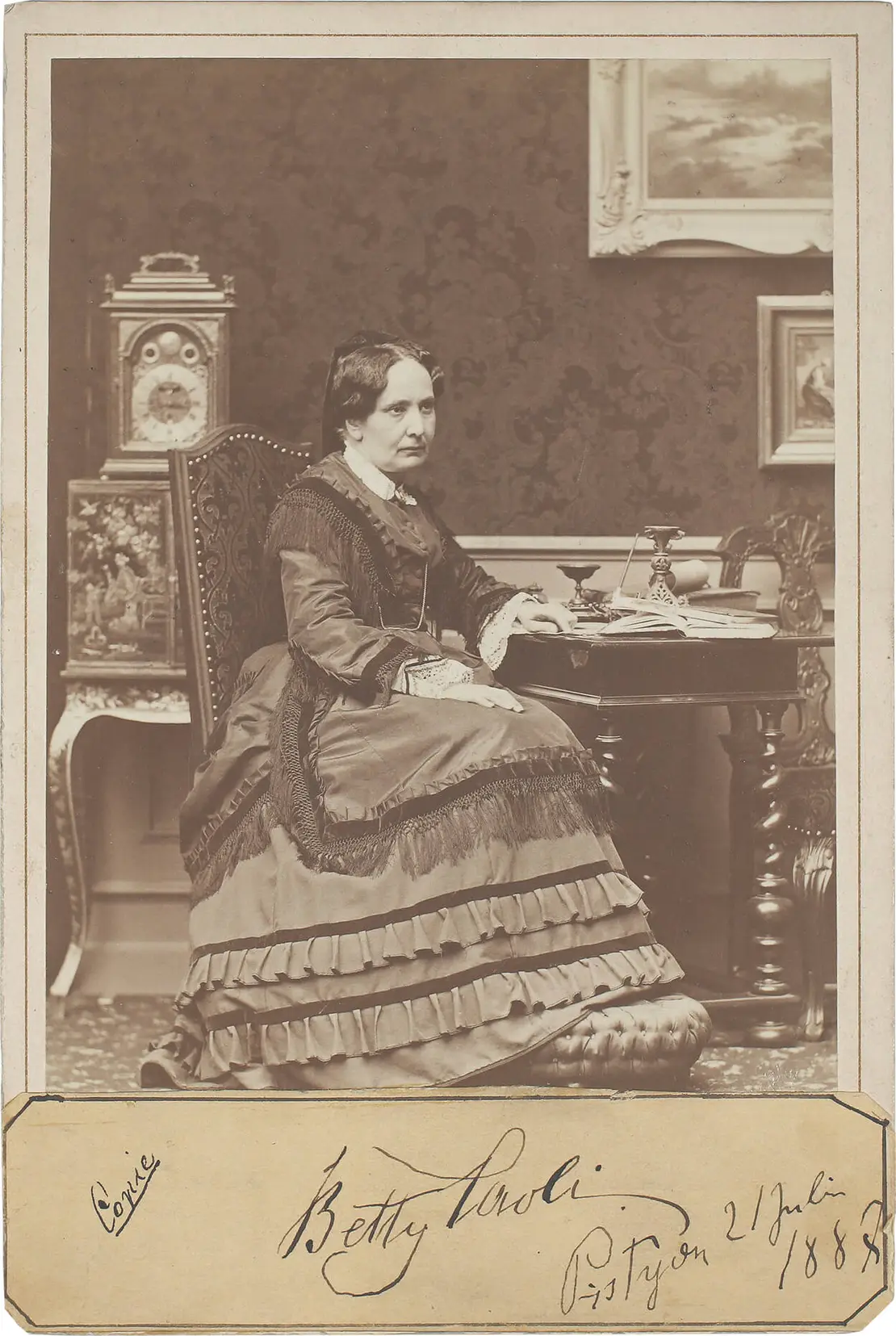 Betty Paoli (1814–1894), 1887, Fotografie (Atelier Fritz Luckhardt, Wien) mit eigenhändiger Unterschrift, Wien Museum, Inv.-Nr. 44779