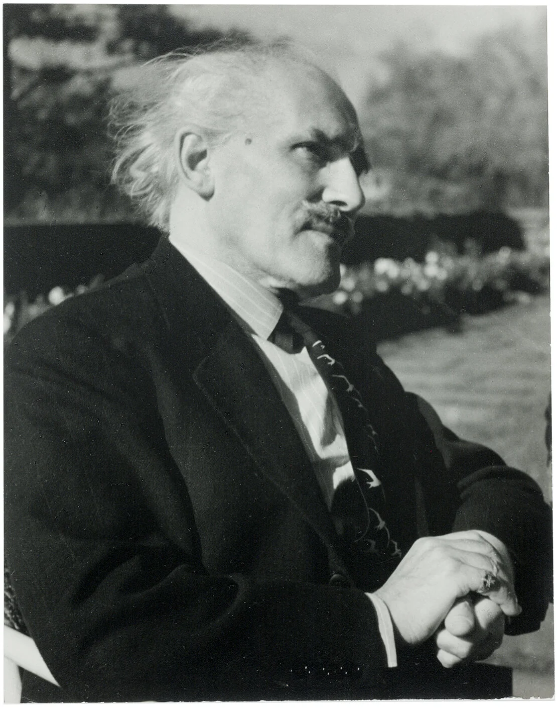 Der als Inhaber des Ehrenrings der Stadt Wien in Vergessenheit geratene italienische Komponist und Dirigent Arturo Toscanini (1867 – 1957) mit dem Ehrenring an seiner rechten Hand. Foto von Trude Fleischmann, New York 1952. Österreichische Nationalbibliothek, picturedesk.com